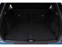 Volvo XC40 B4 Plus Dark | Semi elek. trekhaak | Verwarmbare voorstoelen en stuurwiel | Premium audio by Harman Kardon | Verwarmbare voorruit | Elektrische achterklep | Keyless entry | Parkeercamera achter | Parkeersensor voor | Elek. bed. bestuurdersstoel met geheugen | All-season banden | 19-inch lichtmetalen velgen | Blind spot | Google-maps navigatie