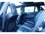 Volvo V60 T6 Plug-in hybrid AWD Plus Dark | Verwarmbare Voorstoelen (met geheugen), Stuurwiel en Achterbank | Semi-Elektrische Trekhaak | Panoramadak met schuif-/kantelfunctie | Verwarmbare Voorruit | Premium Audio by Harman Kardon | 360-Camera