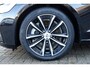Volvo V60 T6 Plug-in hybrid AWD Plus Dark | Verwarmbare Voorstoelen (met geheugen), Stuurwiel en Achterbank | Semi-Elektrische Trekhaak | Panoramadak met schuif-/kantelfunctie | Verwarmbare Voorruit | Premium Audio by Harman Kardon | 360-Camera