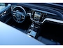 Volvo V60 T6 Plug-in hybrid AWD Plus Dark | Verwarmbare Voorstoelen (met geheugen), Stuurwiel en Achterbank | Semi-Elektrische Trekhaak | Panoramadak met schuif-/kantelfunctie | Verwarmbare Voorruit | Premium Audio by Harman Kardon | 360-Camera