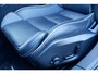 Volvo V60 T6 Plug-in hybrid AWD Plus Dark | Verwarmbare Voorstoelen (met geheugen), Stuurwiel en Achterbank | Semi-Elektrische Trekhaak | Panoramadak met schuif-/kantelfunctie | Verwarmbare Voorruit | Premium Audio by Harman Kardon | 360-Camera