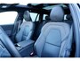 Volvo V60 T6 Plug-in hybrid AWD Plus Dark | Verwarmbare Voorstoelen (met geheugen), Stuurwiel en Achterbank | Semi-Elektrische Trekhaak | Panoramadak met schuif-/kantelfunctie | Verwarmbare Voorruit | Premium Audio by Harman Kardon | 360-Camera