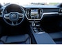 Volvo V60 T6 Plug-in hybrid AWD Plus Dark | Verwarmbare Voorstoelen (met geheugen), Stuurwiel en Achterbank | Semi-Elektrische Trekhaak | Panoramadak met schuif-/kantelfunctie | Verwarmbare Voorruit | Premium Audio by Harman Kardon | 360-Camera