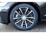 Volvo V60 T6 Plug-in hybrid AWD Plus Dark | Verwarmbare Voorstoelen (met geheugen), Stuurwiel en Achterbank | Semi-Elektrische Trekhaak | Panoramadak met schuif-/kantelfunctie | Verwarmbare Voorruit | Premium Audio by Harman Kardon | 360-Camera