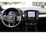 Volvo XC40 B4 plus Black Edition | Panoramadak met Schuif-/Kantelfunctie | Elektrisch Verstelbare Voorstoelen | 360° Parkeercamera | Getint Glas Achter | 20 inch Lichtmetalen Velgen | Keyless | Elektrische Achterklep | Premium audio by Harman Kardon | Stoelverwarming | Stuurverwarming | Volvo UX Infotainment | Adaptieve Cruise Control | Pilot Assist | BLIS
