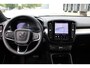 Volvo XC40 B4 plus Black Edition | Panoramadak met Schuif-/Kantelfunctie | Elektrisch Verstelbare Voorstoelen | 360° Parkeercamera |  Getint Glas Achter | 20 inch Lichtmetalen Velgen | Keyless | Elektrische Achterklep | Premium audio by Harman Kardon | Stoelverwarming | Stuurverwarming | Volvo UX Infotainment | Adaptieve Cruise Control | Pilot Assist | BLIS