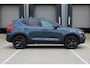 Volvo XC40 B4 plus Black Edition | Panoramadak met Schuif-/Kantelfunctie | Elektrisch Verstelbare Voorstoelen | 360° Parkeercamera | Getint Glas Achter | 20 inch Lichtmetalen Velgen | Keyless | Elektrische Achterklep | Premium audio by Harman Kardon | Stoelverwarming | Stuurverwarming | Volvo UX Infotainment | Adaptieve Cruise Control | Pilot Assist | BLIS