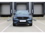 Volvo XC40 B4 plus Black Edition | Panoramadak met Schuif-/Kantelfunctie | Elektrisch Verstelbare Voorstoelen | 360° Parkeercamera | Getint Glas Achter | 20 inch Lichtmetalen Velgen | Keyless | Elektrische Achterklep | Premium audio by Harman Kardon | Stoelverwarming | Stuurverwarming | Volvo UX Infotainment | Adaptieve Cruise Control | Pilot Assist | BLIS