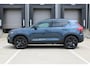 Volvo XC40 B4 plus Black Edition | Panoramadak met Schuif-/Kantelfunctie | Elektrisch Verstelbare Voorstoelen | 360° Parkeercamera | Getint Glas Achter | 20 inch Lichtmetalen Velgen | Keyless | Elektrische Achterklep | Premium audio by Harman Kardon | Stoelverwarming | Stuurverwarming | Volvo UX Infotainment | Adaptieve Cruise Control | Pilot Assist | BLIS