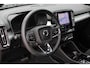 Volvo XC40 B4 plus Black Edition | Panoramadak met Schuif-/Kantelfunctie | Elektrisch Verstelbare Voorstoelen | 360° Parkeercamera | Getint Glas Achter | 20 inch Lichtmetalen Velgen | Keyless | Elektrische Achterklep | Premium audio by Harman Kardon | Stoelverwarming | Stuurverwarming | Volvo UX Infotainment | Adaptieve Cruise Control | Pilot Assist | BLIS