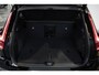 Volvo XC40 B4 Plus Dark | Verwarmde Voorstoelen+Stuurwiel | Verwarmde voorruit | Semi-Elektrische Trekhaak | Premium audio by Harman Kardon | Apple Carplay / Android Auto | Elektrisch bedienbare voorstoelen | Google infotaiment