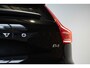Volvo XC40 B4 Plus Dark | Verwarmde Voorstoelen+Stuurwiel | Verwarmde voorruit | Semi-Elektrische Trekhaak | Premium audio by Harman Kardon | Apple Carplay / Android Auto | Elektrisch bedienbare voorstoelen | Google infotaiment