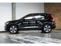 Volvo XC40 B4 Plus Dark | Verwarmde Voorstoelen+Stuurwiel | Verwarmde voorruit | Semi-Elektrische Trekhaak | Premium audio by Harman Kardon | Apple Carplay / Android Auto | Elektrisch bedienbare voorstoelen | Google infotaiment
