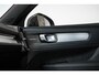 Volvo XC40 B4 Plus Dark | Verwarmde Voorstoelen+Stuurwiel | Verwarmde voorruit | Semi-Elektrische Trekhaak | Premium audio by Harman Kardon | Apple Carplay / Android Auto | Elektrisch bedienbare voorstoelen | Google infotaiment