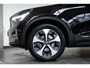 Volvo XC40 B4 Plus Dark | Verwarmde Voorstoelen+Stuurwiel | Verwarmde voorruit | Semi-Elektrische Trekhaak | Premium audio by Harman Kardon | Apple Carplay / Android Auto | Elektrisch bedienbare voorstoelen | Google infotaiment