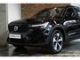 Volvo XC40 B4 Plus Dark | Verwarmde Voorstoelen+Stuurwiel | Verwarmde voorruit | Semi-Elektrische Trekhaak | Premium audio by Harman Kardon | Apple Carplay / Android Auto | Elektrisch bedienbare voorstoelen | Google infotaiment