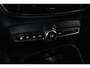 Volvo XC40 B4 Plus Dark | Verwarmde Voorstoelen+Stuurwiel | Verwarmde voorruit | Semi-Elektrische Trekhaak | Premium audio by Harman Kardon | Apple Carplay / Android Auto | Elektrisch bedienbare voorstoelen | Google infotaiment
