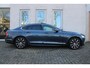 Volvo S90 2.0 B5 Ultimate Bright | Denim Blue metallic | Panoramadak | Geventileerde voorstoelen | Elek. bed. voorstoelen met geheugen | Verwarmbaar stuurwiel | Verwarmbare voorstoelen | Blind Spot | Achterstoelen verwamd | Adaptive Cruise Control | Semi elek. trekhaak | Google-Maps navigatie | Parkeercamera achter | Elek. achterklep |
