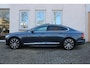 Volvo S90 2.0 B5 Ultimate Bright | Denim Blue metallic | Panoramadak | Geventileerde voorstoelen | Elek. bed. voorstoelen met geheugen | Verwarmbaar stuurwiel | Verwarmbare voorstoelen | Blind Spot | Achterstoelen verwamd | Adaptive Cruise Control | Semi elek. trekhaak | Google-Maps navigatie | Parkeercamera achter | Elek. achterklep |