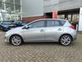 Toyota Auris 1.8 Hybrid EXECUTIVE TREKHAAK 4S-BANDEN STOELVERW PARK-SENSOREN NAVI JBL-AUDIO CAMERA CRUISE BLUETOOTH 17'' LM-VELGEN NL-AUTO