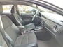 Toyota Auris 1.8 Hybrid EXECUTIVE TREKHAAK 4S-BANDEN STOELVERW PARK-SENSOREN NAVI JBL-AUDIO CAMERA CRUISE BLUETOOTH 17'' LM-VELGEN NL-AUTO