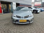 Toyota Auris 1.8 Hybrid EXECUTIVE TREKHAAK 4S-BANDEN STOELVERW PARK-SENSOREN NAVI JBL-AUDIO CAMERA CRUISE BLUETOOTH 17'' LM-VELGEN NL-AUTO
