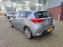 Toyota Auris 1.8 Hybrid EXECUTIVE TREKHAAK 4S-BANDEN STOELVERW PARK-SENSOREN NAVI JBL-AUDIO CAMERA CRUISE BLUETOOTH 17'' LM-VELGEN NL-AUTO
