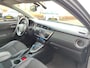 Toyota Auris 1.8 Hybrid EXECUTIVE TREKHAAK 4S-BANDEN STOELVERW PARK-SENSOREN NAVI JBL-AUDIO CAMERA CRUISE BLUETOOTH 17'' LM-VELGEN NL-AUTO
