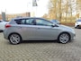 Toyota Auris 1.8 Hybrid EXECUTIVE TREKHAAK 4S-BANDEN STOELVERW PARK-SENSOREN NAVI JBL-AUDIO CAMERA CRUISE BLUETOOTH 17'' LM-VELGEN NL-AUTO