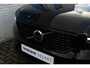 Volvo XC40 B4 Plus Dark | All-season banden | 19 inch lichtmetalen velgen | Parkeercamera achter | Verwarmbare voorstoelen | Verwarmbaar stuurwiel | Bestuurdersstoel met geheugen | Blind spot | Adaptive cruise control | Semi elek. trekhaak | Elektrisch bed. voorstoelen |
