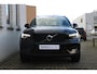 Volvo XC40 B4 Plus Dark | All-season banden | 19 inch lichtmetalen velgen | Parkeercamera achter | Verwarmbare voorstoelen | Verwarmbaar stuurwiel | Bestuurdersstoel met geheugen | Blind spot | Adaptive cruise control | Semi elek. trekhaak | Elektrisch bed. voorstoelen |