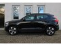 Volvo XC40 B4 Plus Dark | All-season banden | 19 inch lichtmetalen velgen | Parkeercamera achter | Verwarmbare voorstoelen | Verwarmbaar stuurwiel | Bestuurdersstoel met geheugen | Blind spot | Adaptive cruise control | Semi elek. trekhaak | Elektrisch bed. voorstoelen |