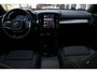 Volvo XC40 B4 Plus Dark | All-season banden | 19 inch lichtmetalen velgen | Parkeercamera achter | Verwarmbare voorstoelen | Verwarmbaar stuurwiel | Bestuurdersstoel met geheugen | Blind spot | Adaptive cruise control | Semi elek. trekhaak | Elektrisch bed. voorstoelen |