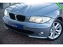 BMW 1-Serie 118i High Executive|Org NL NAP|Automaat|M-Sport|Xenon|Trekhaak|Airco|Cruise|Volledig Onderhouden