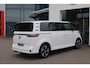 Volkswagen ID. Buzz Pro Bulli 86 kWh LWB 7p. 268PK / 210kW LED Matrix IQ.Light, rondomzicht camera, voorstoelen verwarmbaar met massagefunctie, Apple Carplay & Android Auto, achteruitrijcamera, elektrische schuifdeur links + rechts, Keyless Entry, dynamische grootlichtassistent, Parkeerassistent (Park Assist Pro), navigatie, 2-zone climatronic, 19'' LMV 'Tilburg'