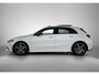Mercedes-Benz A-klasse 180 AMG Nightpakket | Panoramadak | Sfeerverlichting | CarPlay | Augmented Reality | Parkeerpakket met Camera |. Inclusief 24 maanden Mercedes-Benz Certified garantie voor Europa.