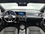 Mercedes-Benz A-klasse 180 AMG Nightpakket | Panoramadak | Sfeerverlichting | CarPlay | Augmented Reality | Parkeerpakket met Camera |. Inclusief 24 maanden Mercedes-Benz Certified garantie voor Europa.