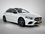 Mercedes-Benz A-klasse 180 AMG Nightpakket | Panoramadak | Sfeerverlichting | CarPlay | Augmented Reality | Parkeerpakket met Camera |. Inclusief 24 maanden Mercedes-Benz Certified garantie voor Europa.
