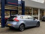 Volvo V40 2.0 T2 Nordic+ / NL-Auto / Dealer-Onderhouden / Standkachel / Cruise-Control / Climate-Control / Stoelverwarming / LED / Radio-Bluetooth / Navi / Verwarmde-Voorruit / PDC-Achter / 16'' LMV / ENZ.