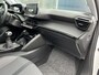 Peugeot 2008 1.2 Turbo 100 PK Allure Pack | Trekhaak 1200KG | Navigatie | Keyless Start | Lichtmetaal | Camera | Parkeersensoren Achter | Cruise Control | Climate control | LED Dagrijverlichting | 17" Lichtmetalen Velgen | Hoge Zitpositie |