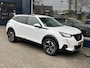 Peugeot 2008 1.2 Turbo 100 PK Allure Pack | Trekhaak 1200KG | Navigatie | Keyless Start | Lichtmetaal | Camera | Parkeersensoren Achter | Cruise Control | Climate control | LED Dagrijverlichting | 17" Lichtmetalen Velgen | Hoge Zitpositie |