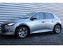 Peugeot e-208 EV 136PK ALLURE PREMIÈRE AUTOMAAT / NAVI / LEDER / CLIMA / PDC / 16" LMV / CAMERA / CRUISECONTROL / I-COCKPIT / FULL-LED / 1E EIGENAAR  !!
