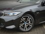 BMW 3-Serie Touring 330e M-Sport | Facelift Plug In Hybride 292 pk Dealer O.H. | Panoramadak | Harman Kardon | Adaptive Cruise | Adaptive LED | HUD | Camera | Elektrische Trekhaak