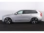 Volvo XC90 T8 Recharge AWD Ultimate Dark - Luchtvering - Panorama/schuifdak - IntelliSafe Assist & Surround - 360º Camera - Bowers & Wilkins audio - Adaptieve LED koplampen - Verwarmde voorstoelen, stuur & achterbank - Parkeersensoren voor & achter - Elektr. bedienb. voorstoelen met geheugen - Draadloze tel. lader - Extra getint glas - Elektr. inklapbare trekhaak - 22' LMV