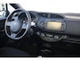 Toyota Yaris 1.5 Hybrid Bi-Tone Plus 101PK Automaat Panoramadak Navigatie Camera Clima Cruise Keyless Entry 16 inch LMV