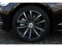 Volvo V60 2.0 T6 Plug-in hybrid AWD Essential Bright | All-season banden | Adaptieve Cruise Control | Lederen bekleding | Semi elek. trekhaak | Parkeercamera achter | Verstelbare lendesteunen voor | Voorstoelen verwarmbaar | Verwarmbaar stuurwiel | Achterbank verwarmbaar | Blind Spot | Google-maps navigatie | Elektrische achterklep |