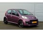Peugeot 107 1.0 ENVY 5-DEURS | AIRCO | LICHTMETAAL | ELECTR. PAKKET | ZWART DAK | ALL SEASON BANDEN | MEENEEMPRIJS!