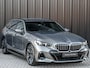 BMW 5-Serie Touring 530e XDRIVE | SHADOW LINE | M-SPORT | COMFORT ACCESS | ACTIVE CRUISE | BOWERS & WILKINS | 360 CAMERA | STUUR- EN STOELVERWARMING | LEDER | AMBIANCE | ASSISTANCE PLUS PAKKET | EL. TREKHAAK | ADAPTIVE LED | M-SPORT SUSPENSION
