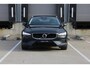 Volvo V60 T5 Momentum | Parkeercamera | Parkeerverwarming | BLIS | Electrische wegklapbare trekhaak | Stuurwielverwarming | Adaptive cruise control | Parkeersensoren voor + achter | Apple Carplay / Android Auto | Navigatie