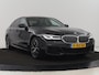 BMW 5-Serie 520i M Sport | Leder | Stoelverwarming | Carplay | 19'' | Sportstoelen | Live Cockpit | Navigatie | Parkeerhulp | Adaptief LED | Memory | Keyless start